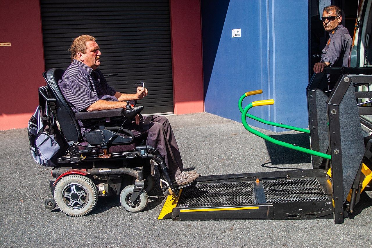 Trasporto disabili in carrozzina a Roma con mezzo attrezzato e pedana