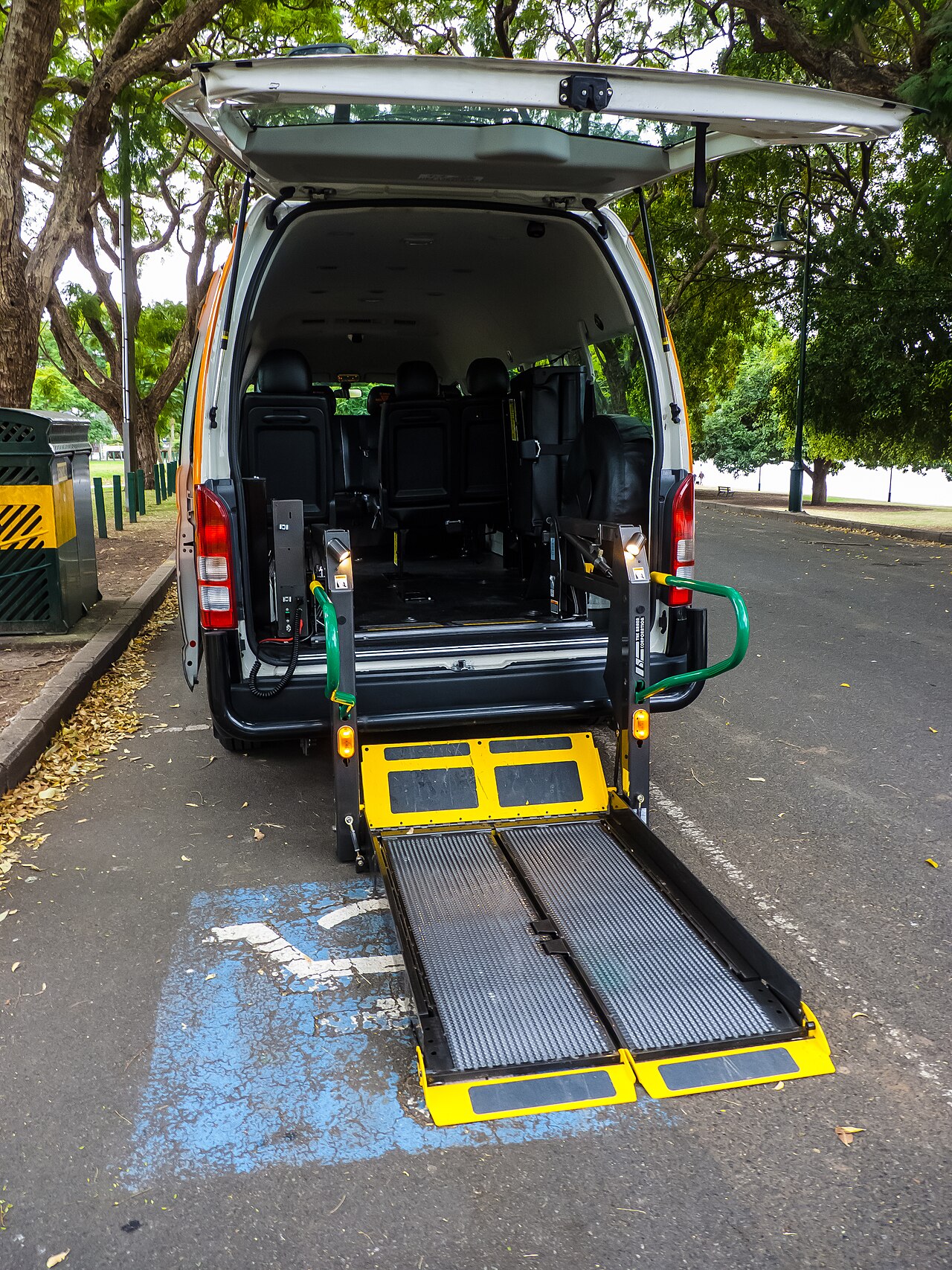 Pulmino attrezzato per il trasporto disabili a Roma con pedana e rampa per carrozzina
